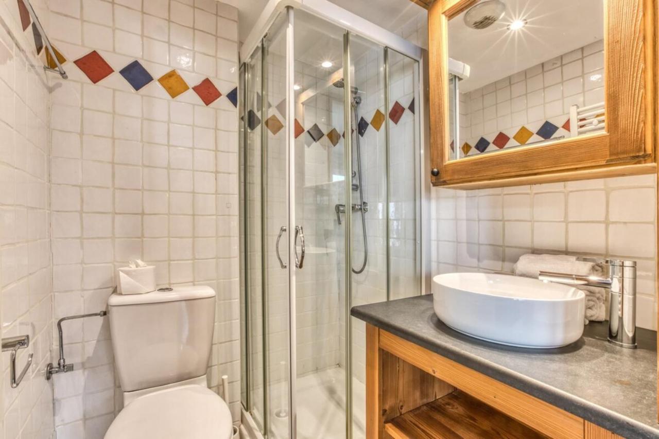 Villa Vallet- Newly Renovated 2 Bedroom Nestled Just Off The Main Street Chamonix ภายนอก รูปภาพ